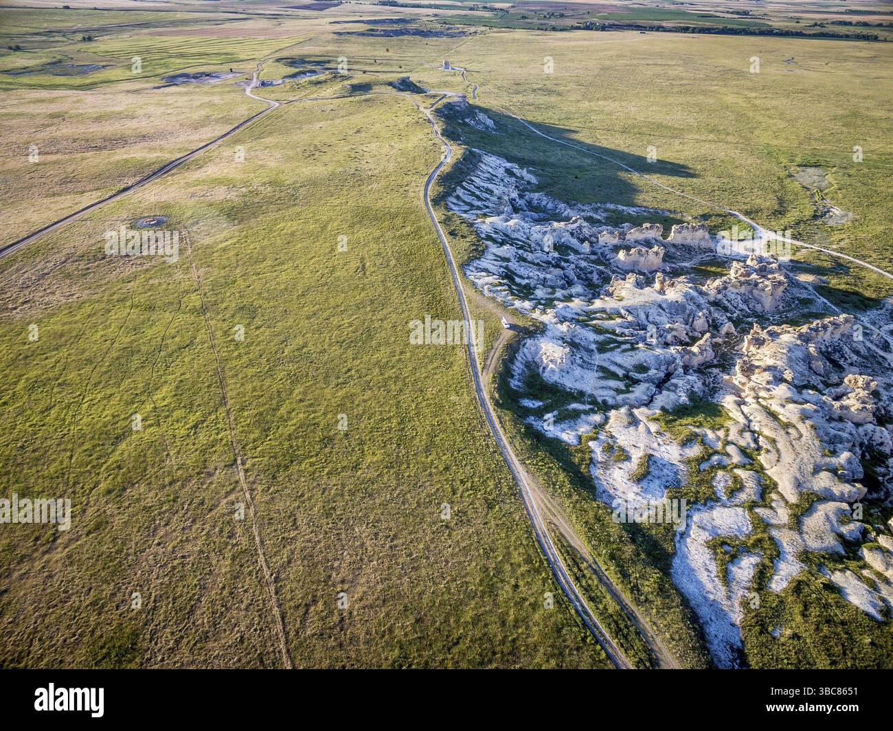 Strade del ranch di Prairie e affioramenti calcarei vicino a Castle Rock in Kansas (Gove County), vista aerea Foto Stock
