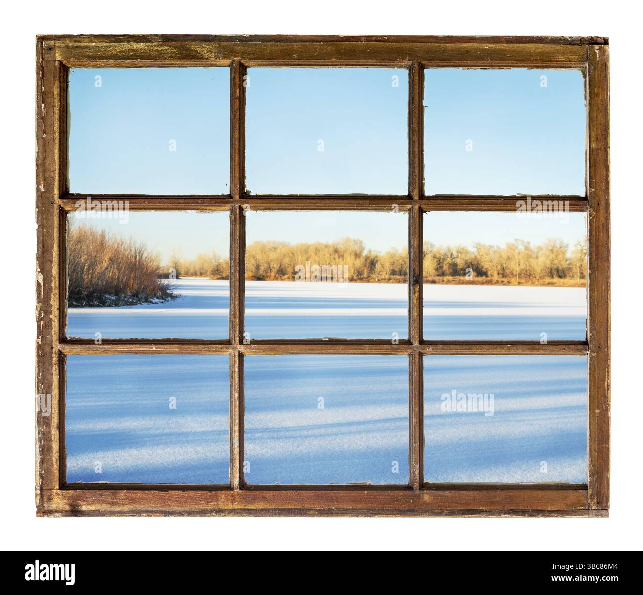 Lago ghiacciato con lunghe ombre di alberi, come si vede attraverso vintage, grunge, vetrata con vetro sporco Foto Stock