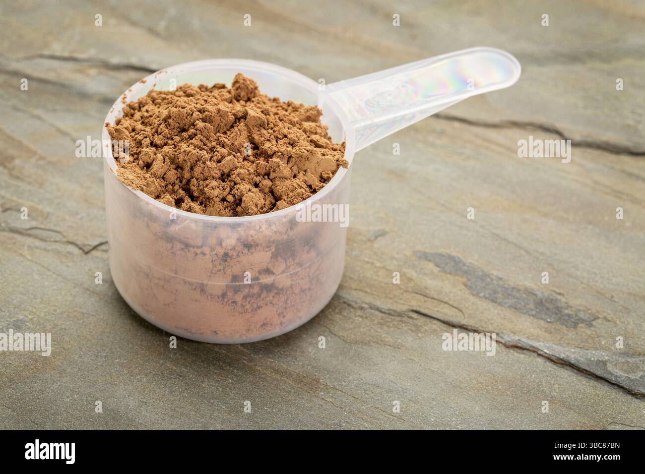 Cucchiaio di polvere di cacao organico grezzo ricca di antiossidanti e magnesio Foto Stock
