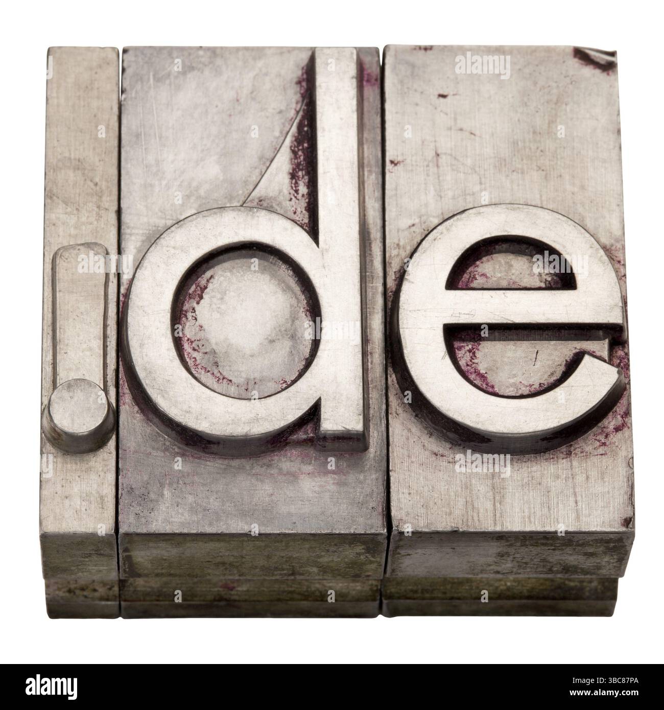 DOT DE - dominio nazionale Internet per la Germania, blocchi di stampa in metallo grunge, macchiati dall'inchiostro, isolati su bianco Foto Stock