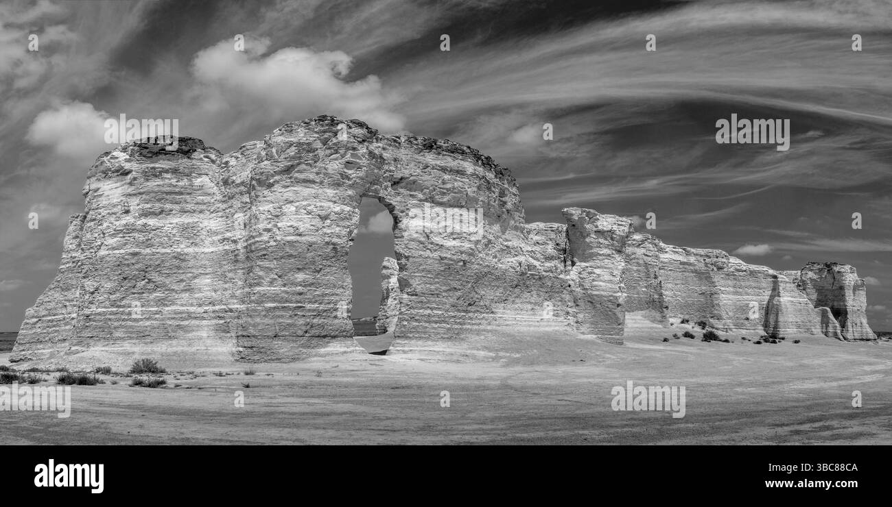 Panorama bianco e nero delle formazioni di gesso al Monument Rocks National Natural Landmark nella contea di Gove, Kansas occidentale Foto Stock