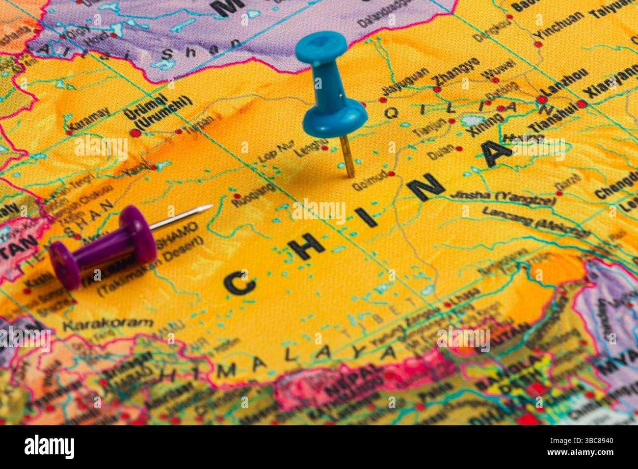 La mappa colorata presenta la Cina con due spille a pressione che indicano potenziali luoghi di viaggio. La mappa mostra vari dettagli geografici e regioni. Foto Stock La mappa colorata presenta la Cina con due spille a pressione che indicano potenziali luoghi di viaggio. La mappa mostra vari dettagli geografici e regioni. Foto Stock