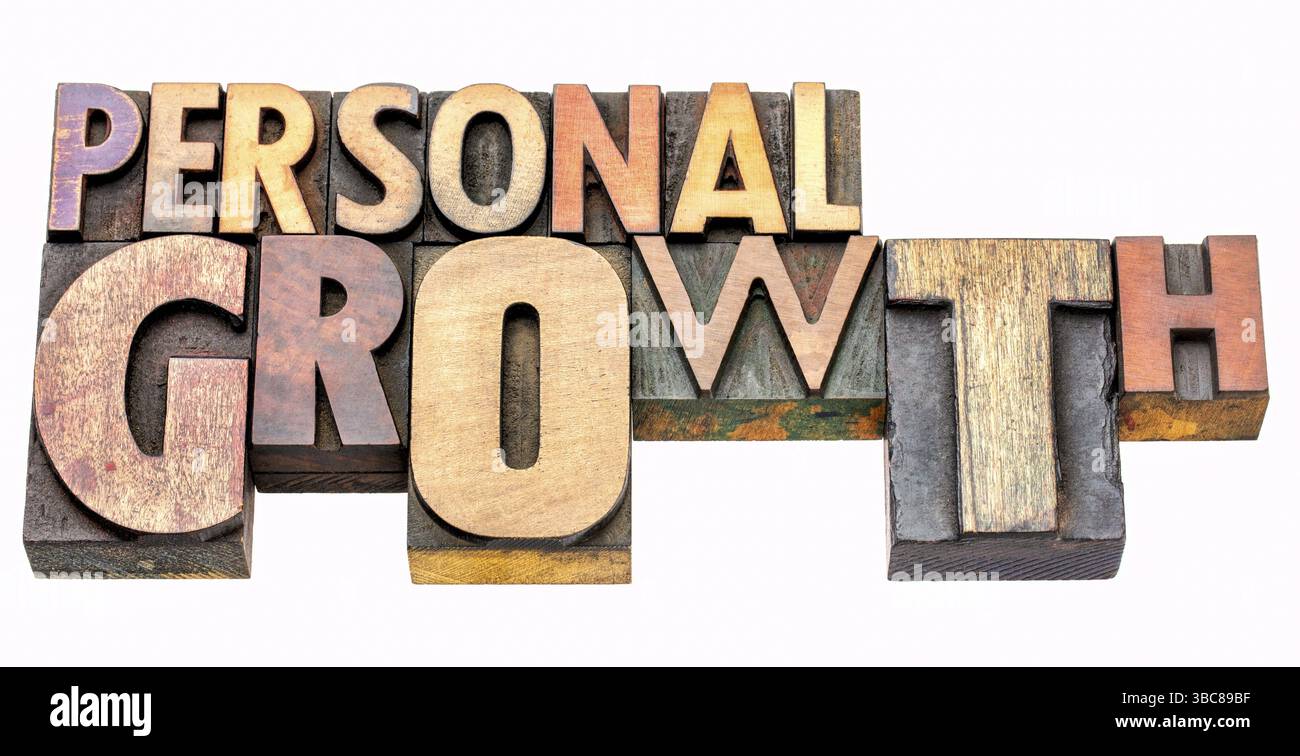 Crescita personale - parole isolate astratte in blocchi di legno di stampa letteraria vintage, font misti Foto Stock