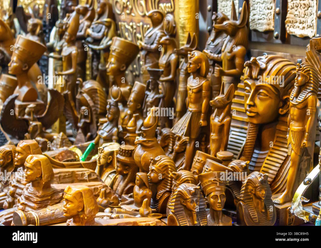 Souvenir e statue egiziane Foto Stock