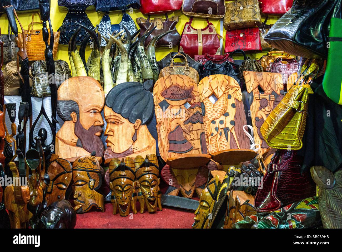 Assortimento di arti e mestieri africani Foto Stock