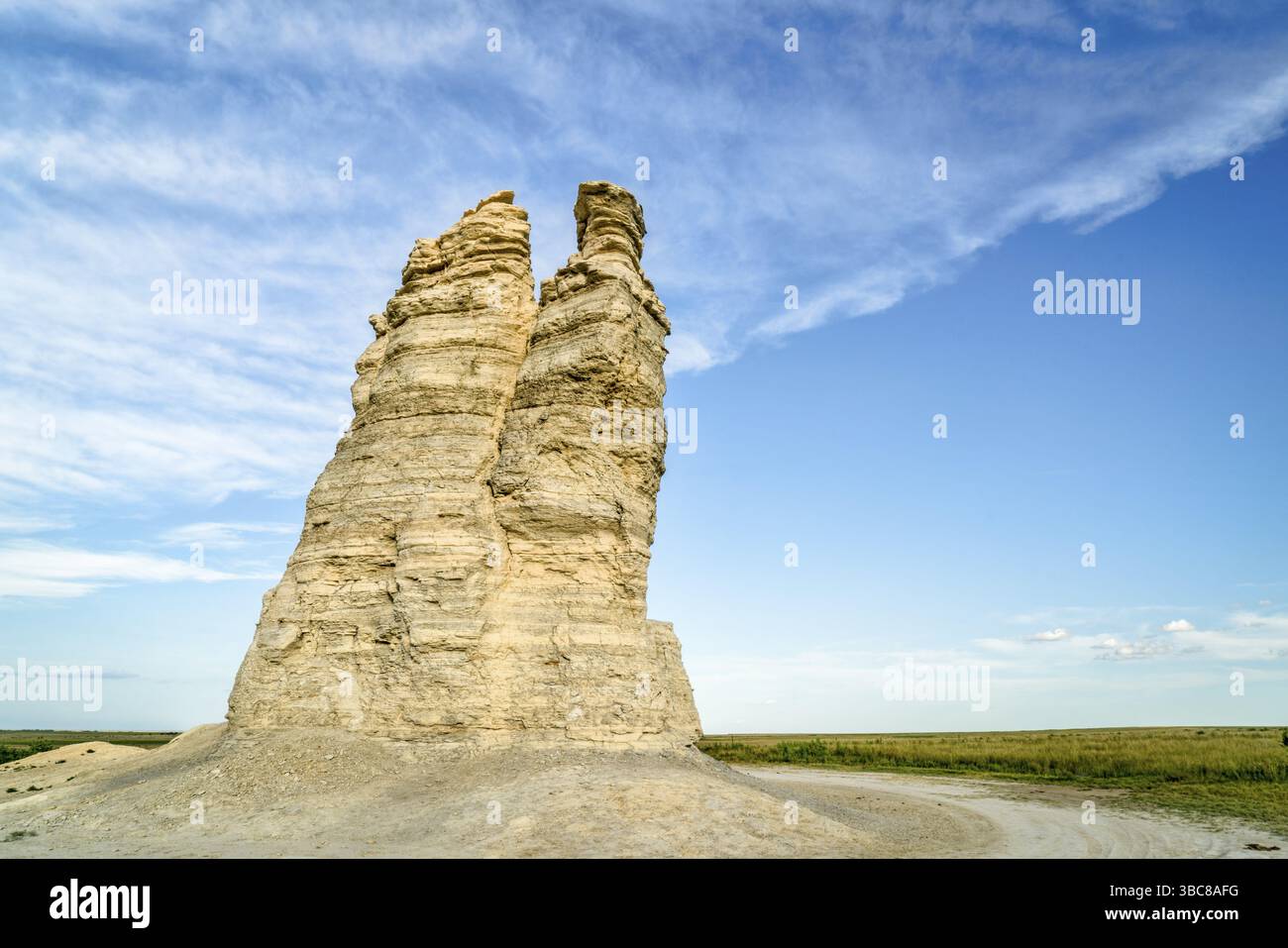 Castle Rock - pilastro calcareo nella prateria del Kansas occidentale vicino a Quinter (Gove County), fine estate Foto Stock