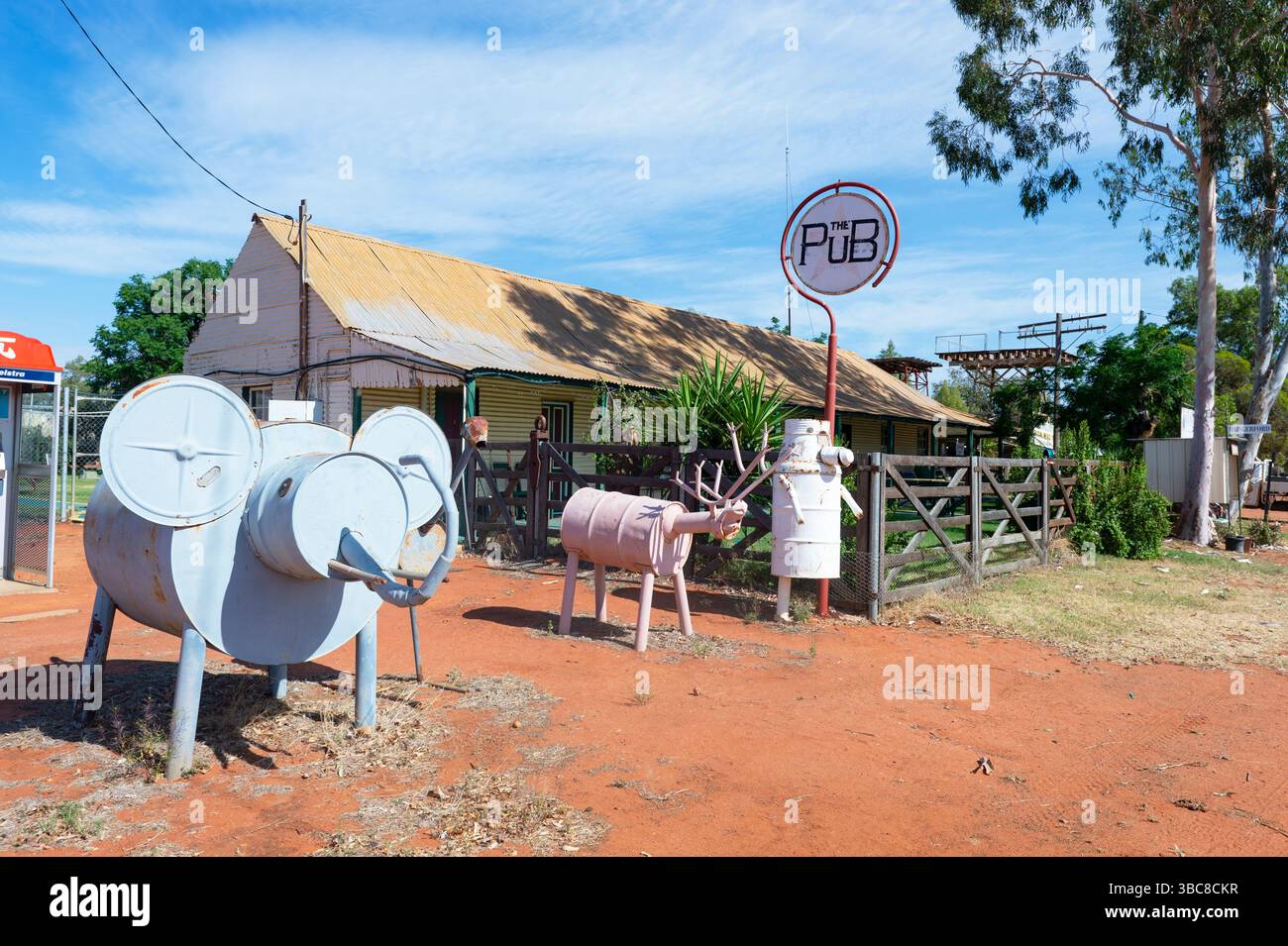 Arte animale fuori dal Royal mail Hotel, costruito nel 1873, che era originariamente un posto di sosta Cobb & Co., Hungerford, South West Queensland, QLD, Australia Foto Stock