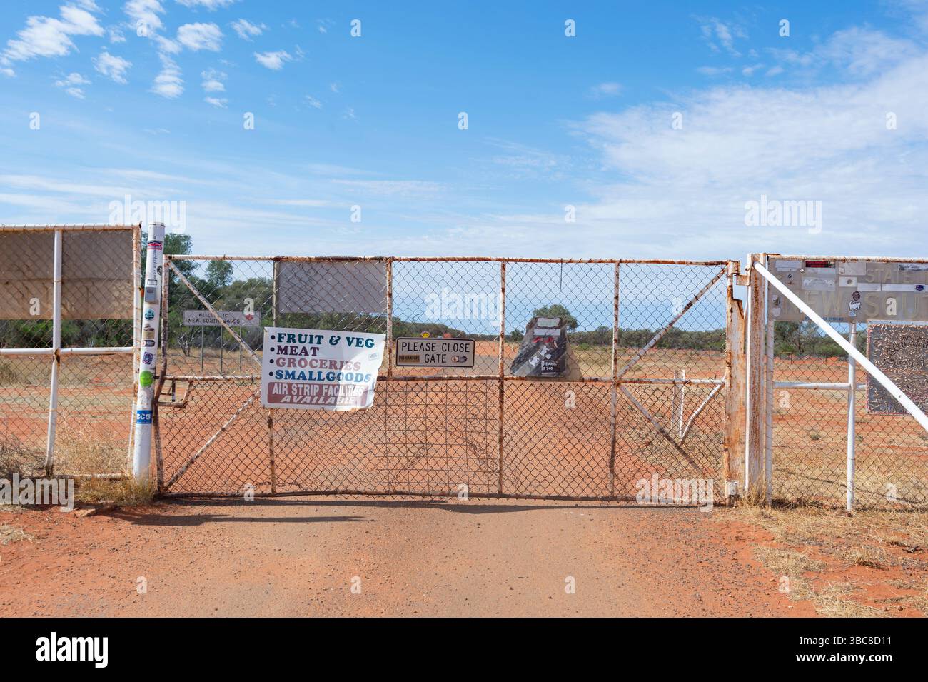 Confine di Stato tra Queensland e nuovo Galles del Sud con la quarantena di frutta e verdura bat Hungerford, South West Queensland, QLD, Australia Foto Stock