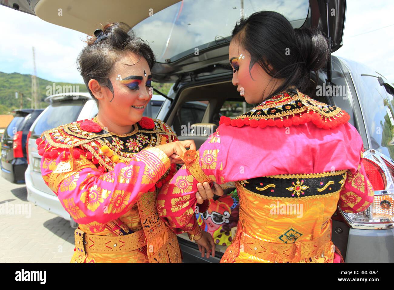 I ballerini balinesi sono decorati in preparazione dell'esecuzione nella serie di culto Melasti. Foto Stock