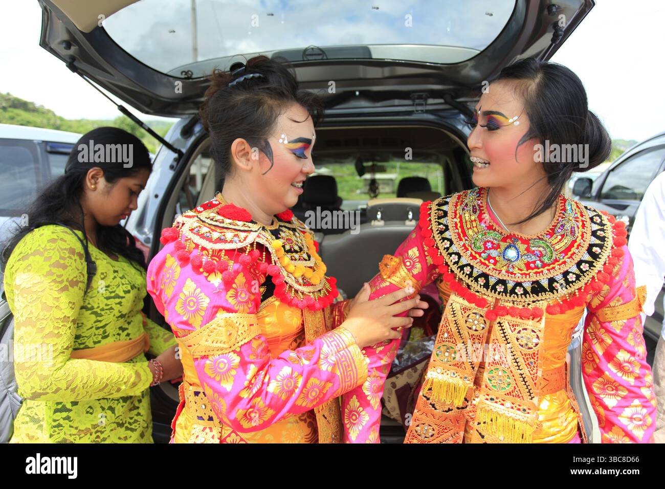 I ballerini balinesi si preparano prima di esibirsi alla cerimonia dei Melasti. Foto Stock