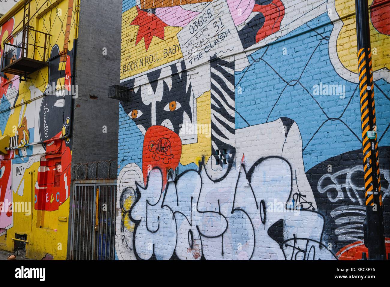 Un murale a tema musicale in un vicolo al largo di Granville & Robson Street a Vancouver, British Columbia. Foto Stock