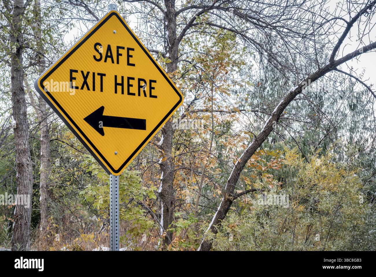 Uscita sicura qui cartello su una riva del fiume - direzione per lo sbarco della barca sopra una diga Foto Stock