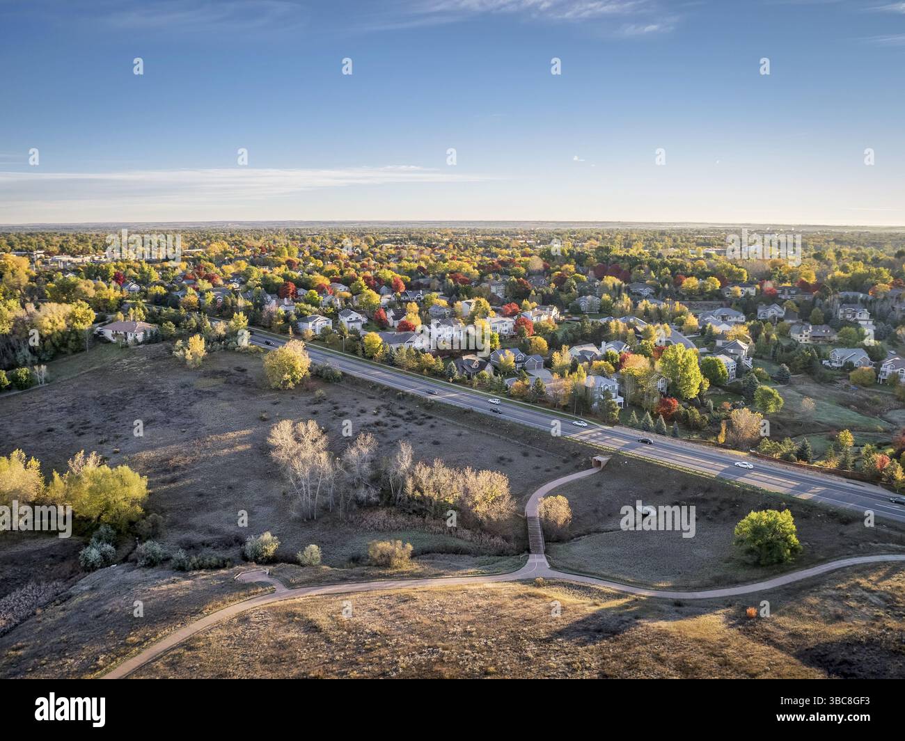 Vista aerea dell'area residenziale di Fort Collins, Colorado, in colori autunnali, scattata da un basso drone volante dall'area naturale di Cathy Fromme Prairie Foto Stock