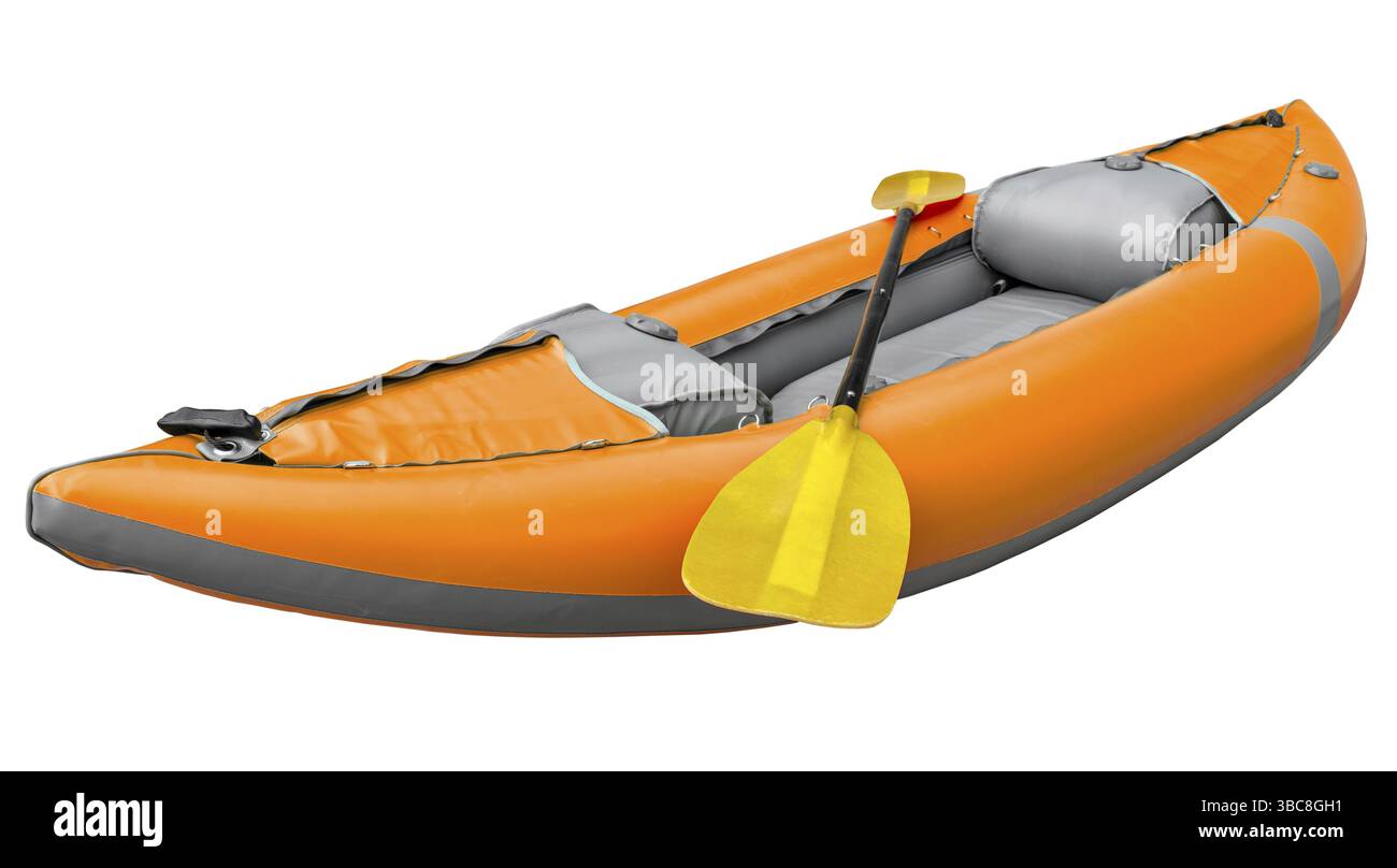 Kayak gonfiabile arancione da una persona con una pagaia isolata sul bianco con un sentiero di ritaglio Foto Stock