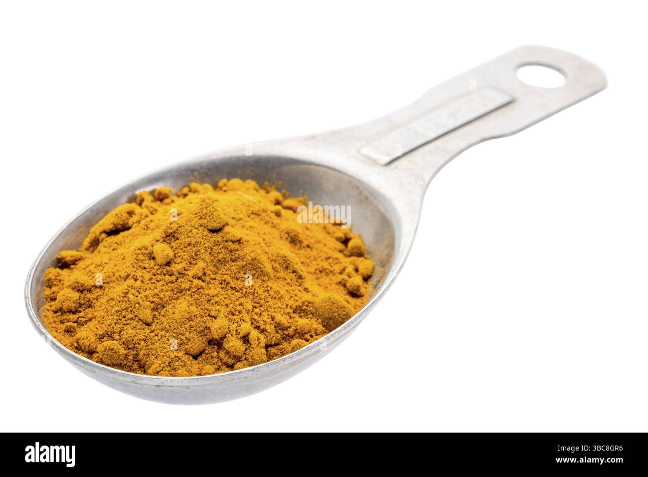 Polvere di radice di curcuma su un cucchiaio di misurazione isolato con un percorso di ritaglio Foto Stock
