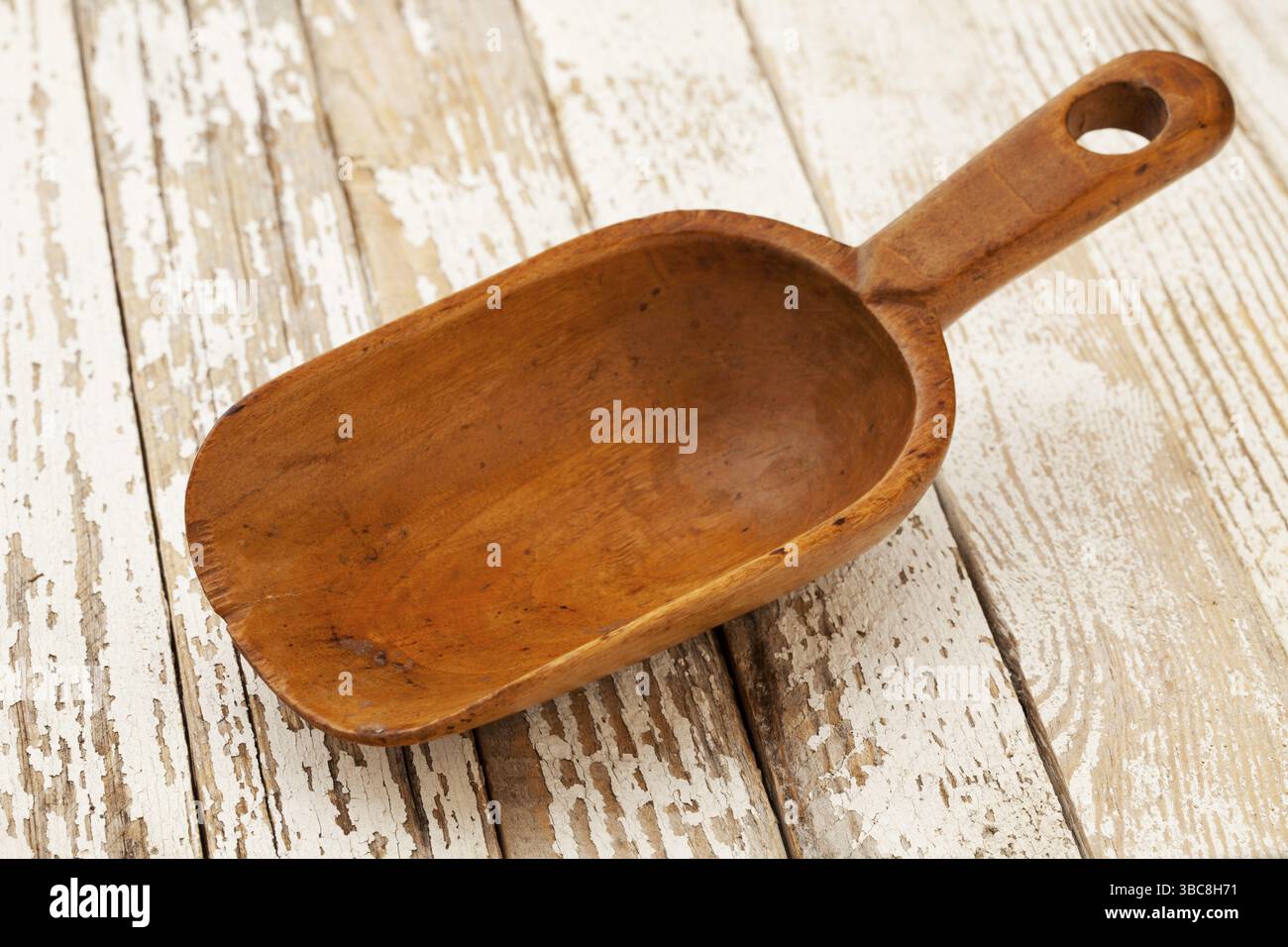 Svuotare la paletta rustica in legno su una superficie di legno grunge con vernice bianca sbucciata Foto Stock