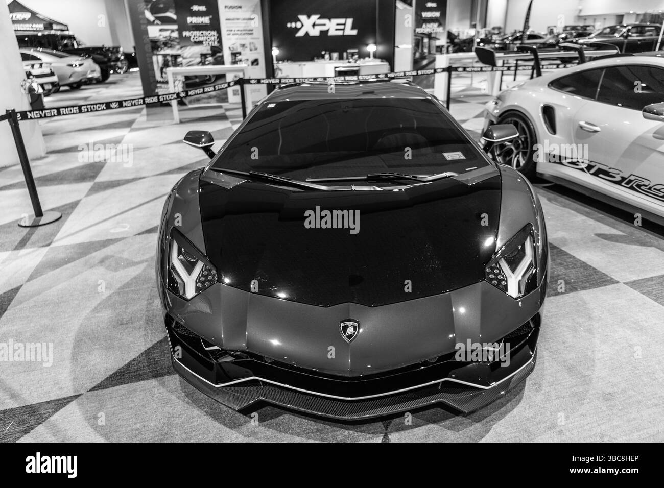New York City, USA - 27 marzo 2024: Lamborghini Aventador SV sportscar viola al New York International Auto Show, vista frontale Foto Stock