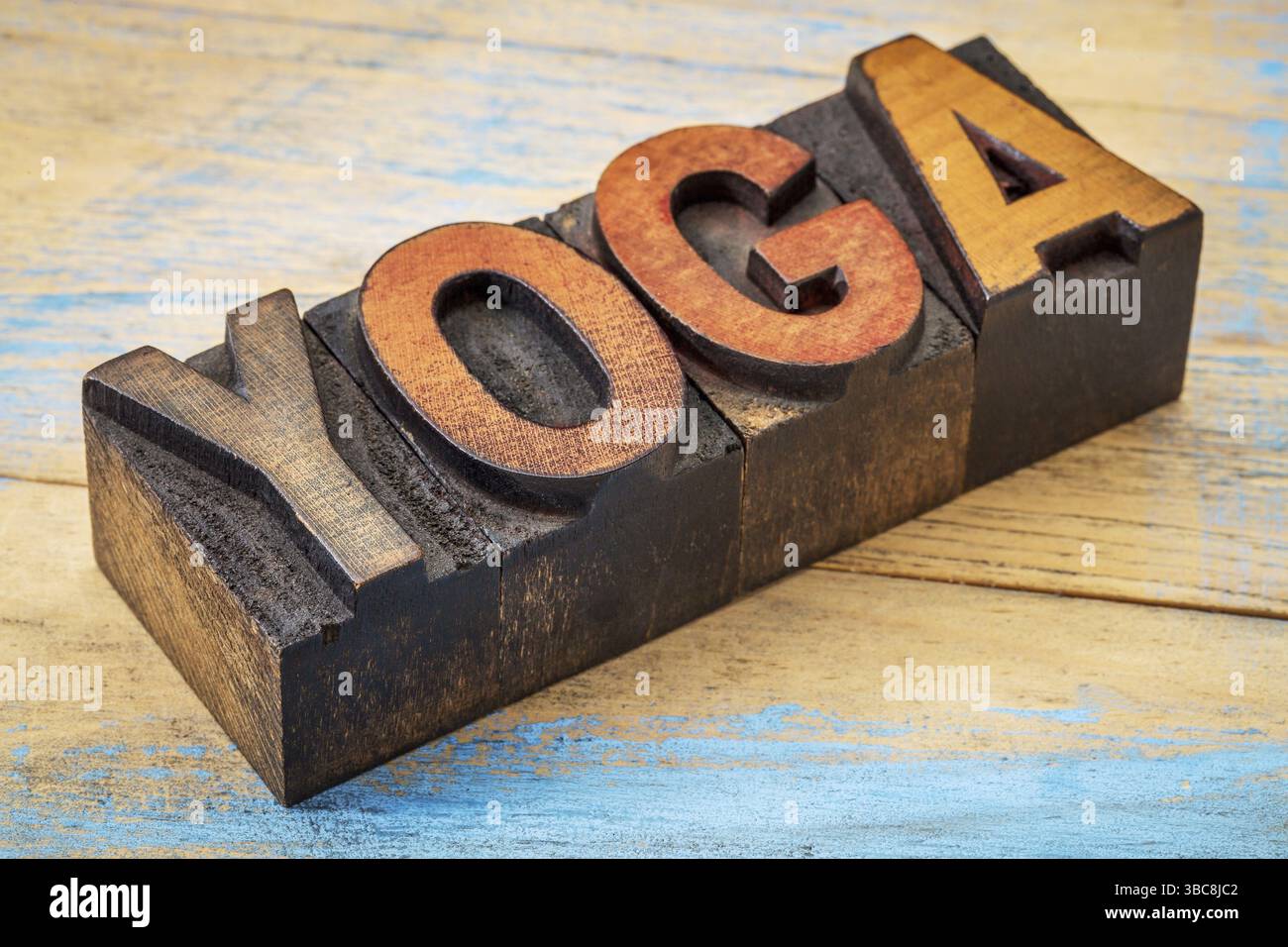 Parola yoga - testo in blocchi di stile letterpress in legno vintage macchiati da inchiostri colorati Foto Stock