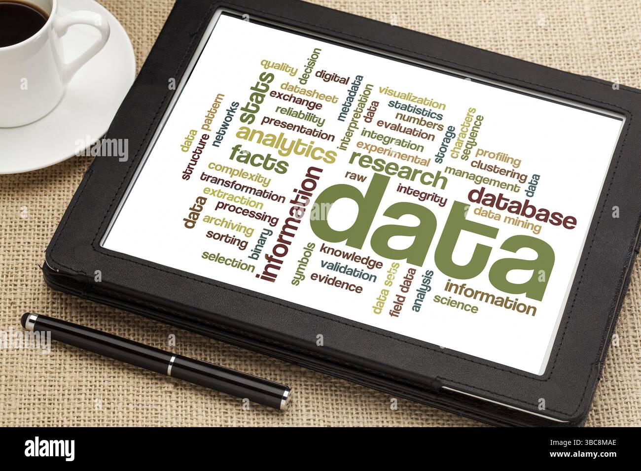 Cloud di dati e informazioni su un tablet digitale con una tazza di caffè Foto Stock