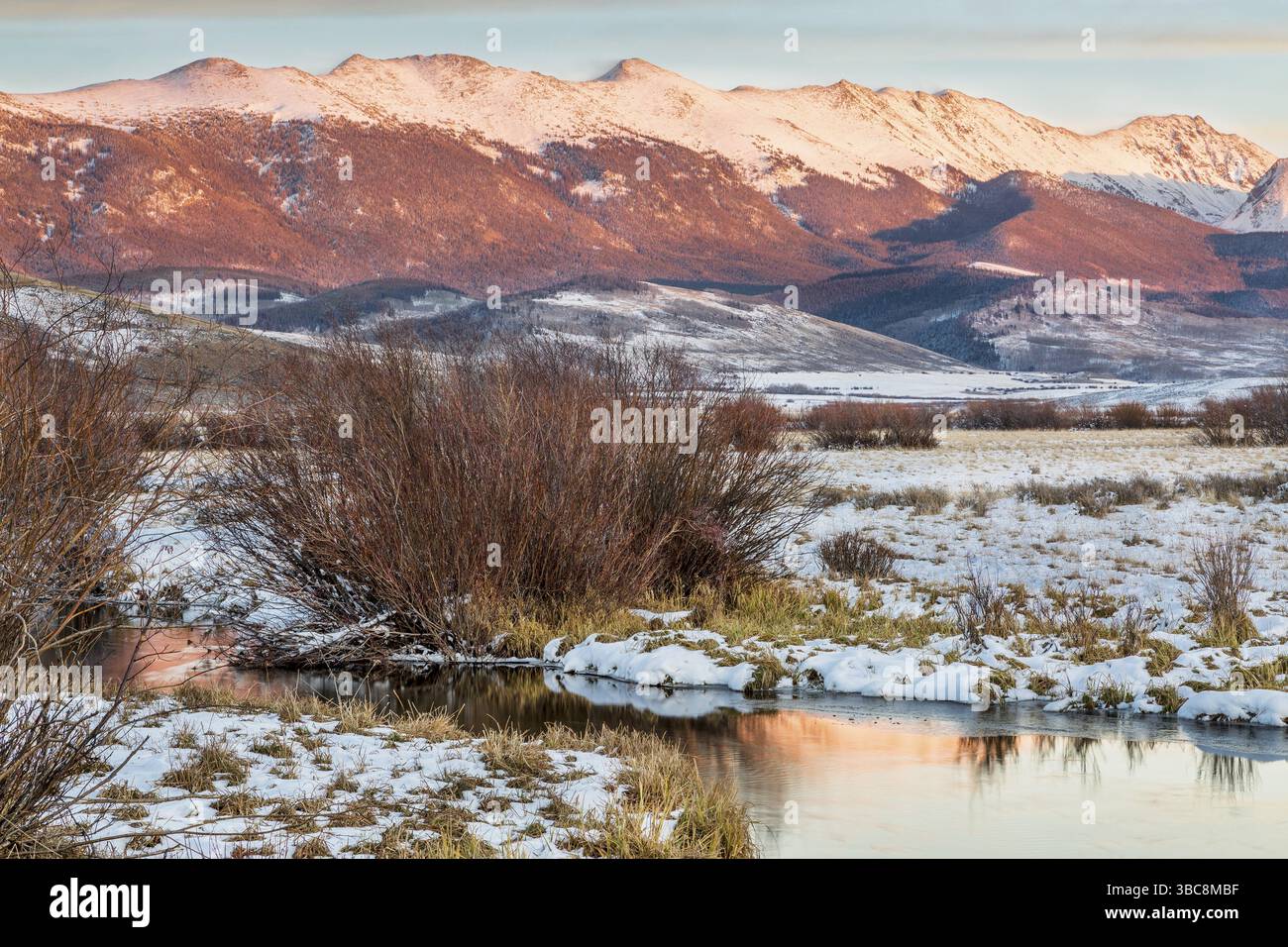 Crepuscolo sul fiume Canadian e sulle Medicine Bow Mountains a North Park vicino a Walden, Colorado, paesaggio tardo autunnale Foto Stock