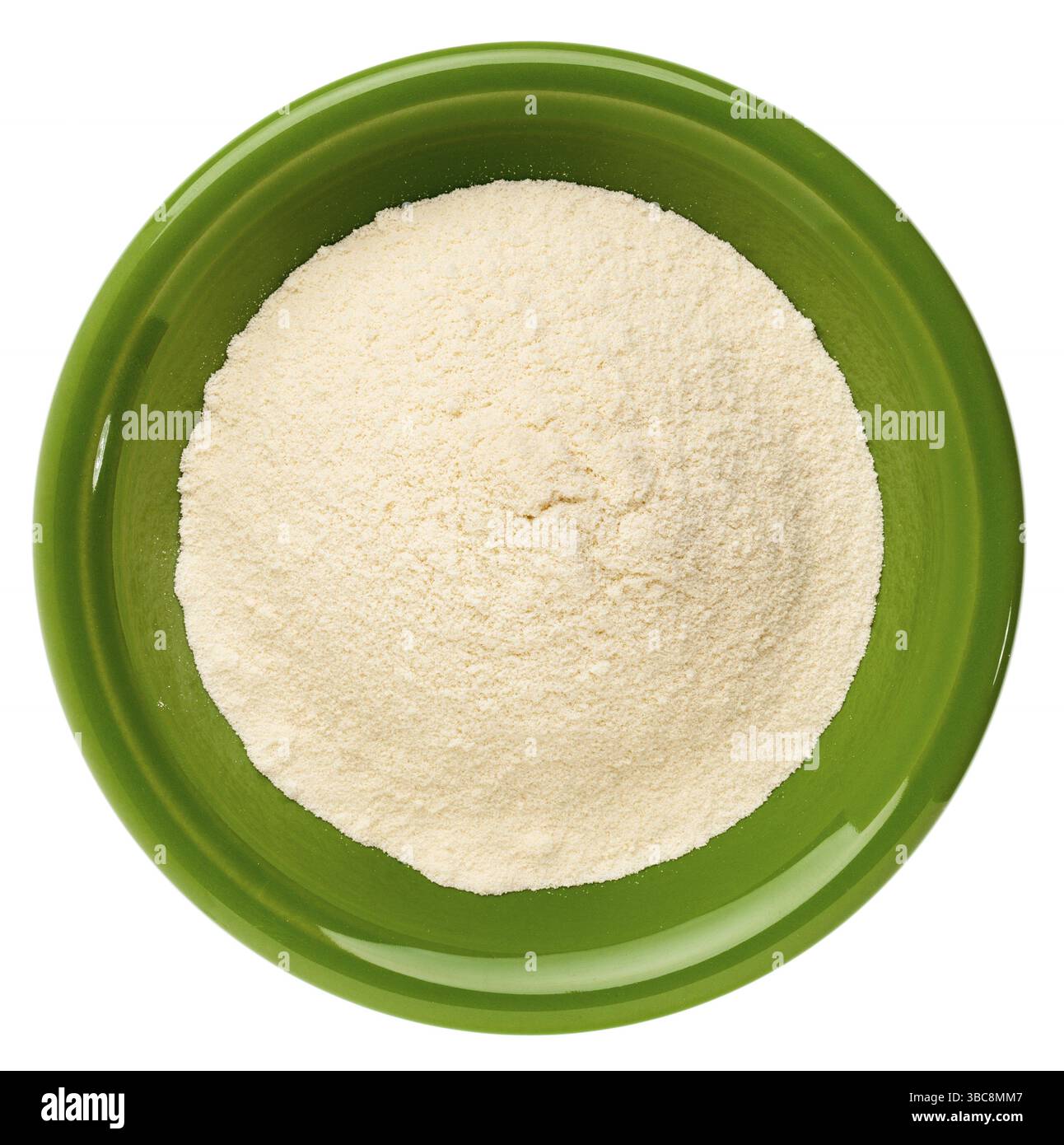 Proteine del siero di latte in polvere in un piccolo recipiente di ceramica isolato su bianco Foto Stock