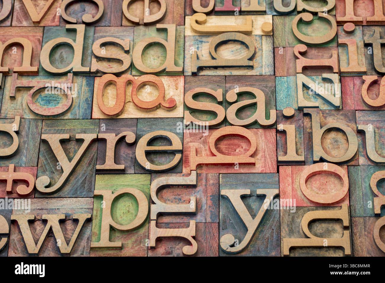 Sfondo di blocchi di stampa in legno tipografia macchiati da inchiostri colorati Foto Stock