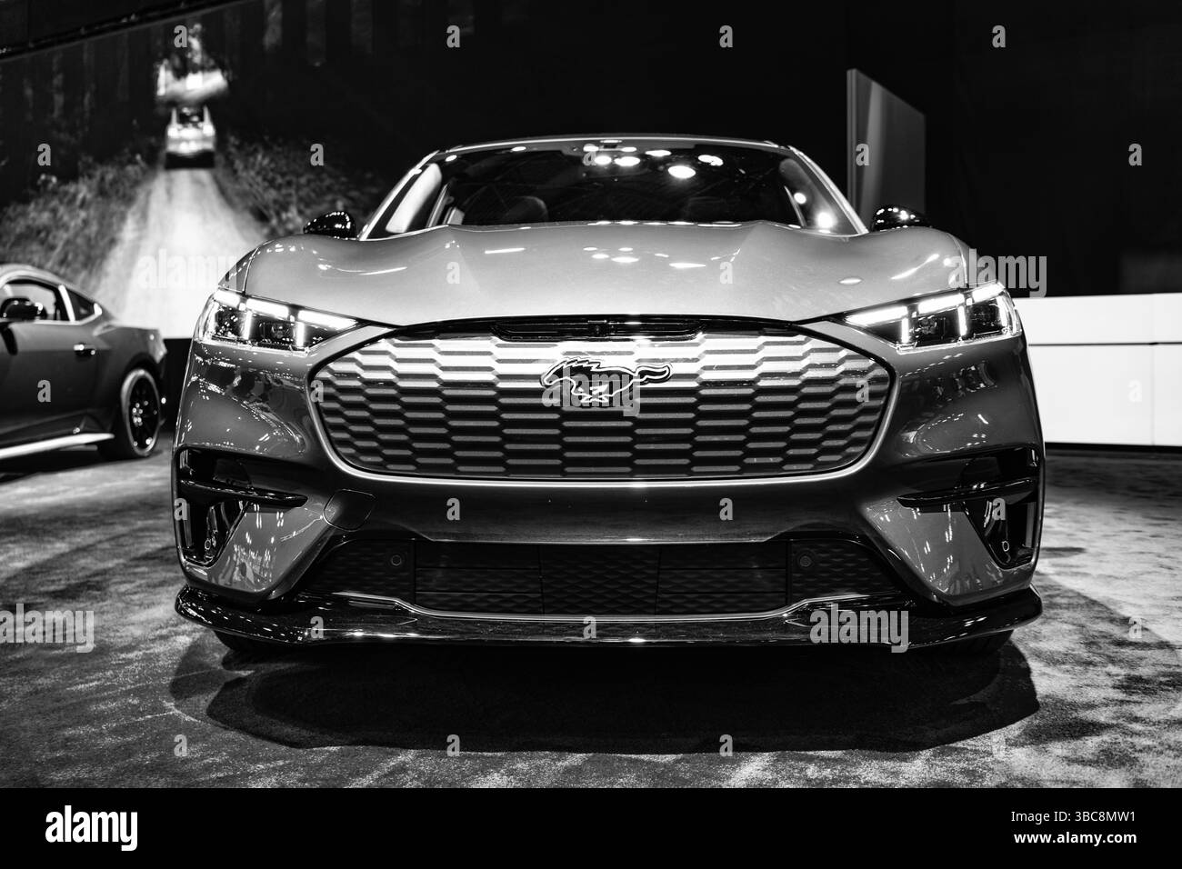 New York City, USA - 27 marzo 2024: 2024 Ford Mustang Mach-e GT crossover auto elettrica al New York International Auto Show, vista bassa Foto Stock