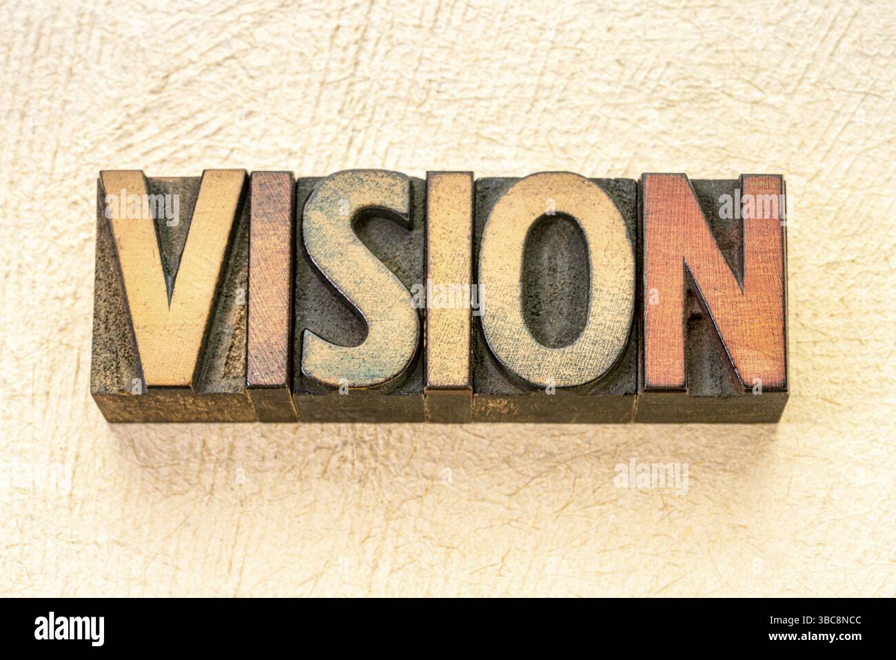 Parola Vision astratta in legno di stampa letteraria vintage su carta testurizzata fatta a mano Foto Stock