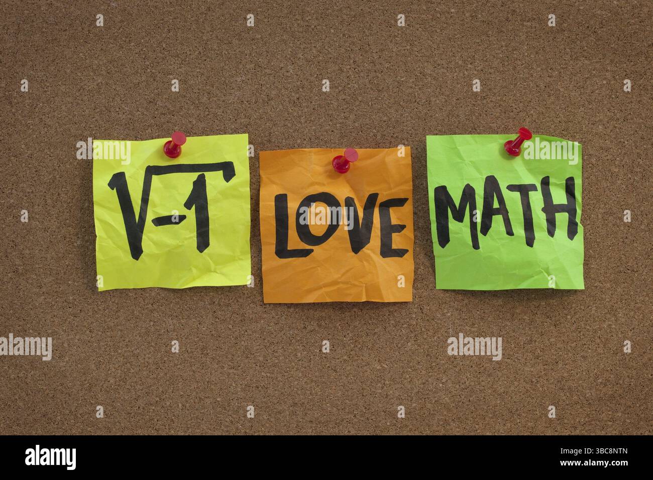 Radice quadrata di numero negativo - adoro il concetto umoristico di matematica, note adesive colorate, scrittura a mano su bacheca in sughero Foto Stock