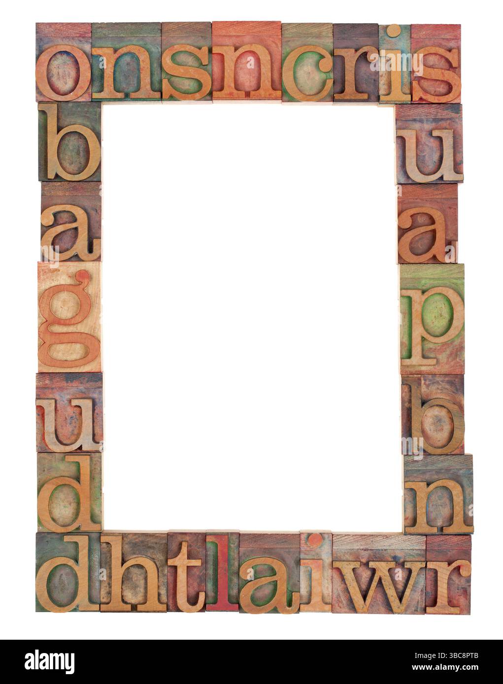 Cornice alfabetica verticale - blocchi di stampa in legno vintage casuale che circondano lo spazio di copia bianco Foto Stock