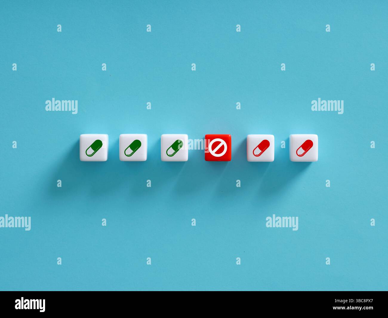 Regolazione della dose di farmaco o farmaco. regolazione della dose e sovradosaggio. Titolazione del dosaggio del medicinale. Sovraterapia e dose prescritta. Foto Stock