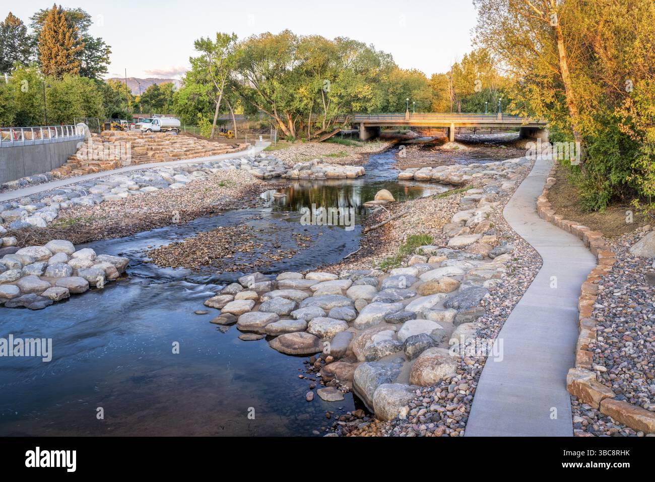 Poudre River e di recente costruzione whitewater park nel centro cittadino di Fort Collins, Colorado, scenario autunnale con una bassa portata di acqua Foto Stock