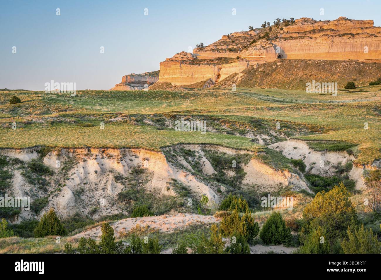 Scotts Bluff National Monument nel Nebraska, scenario primaverile alla luce del tramonto Foto Stock