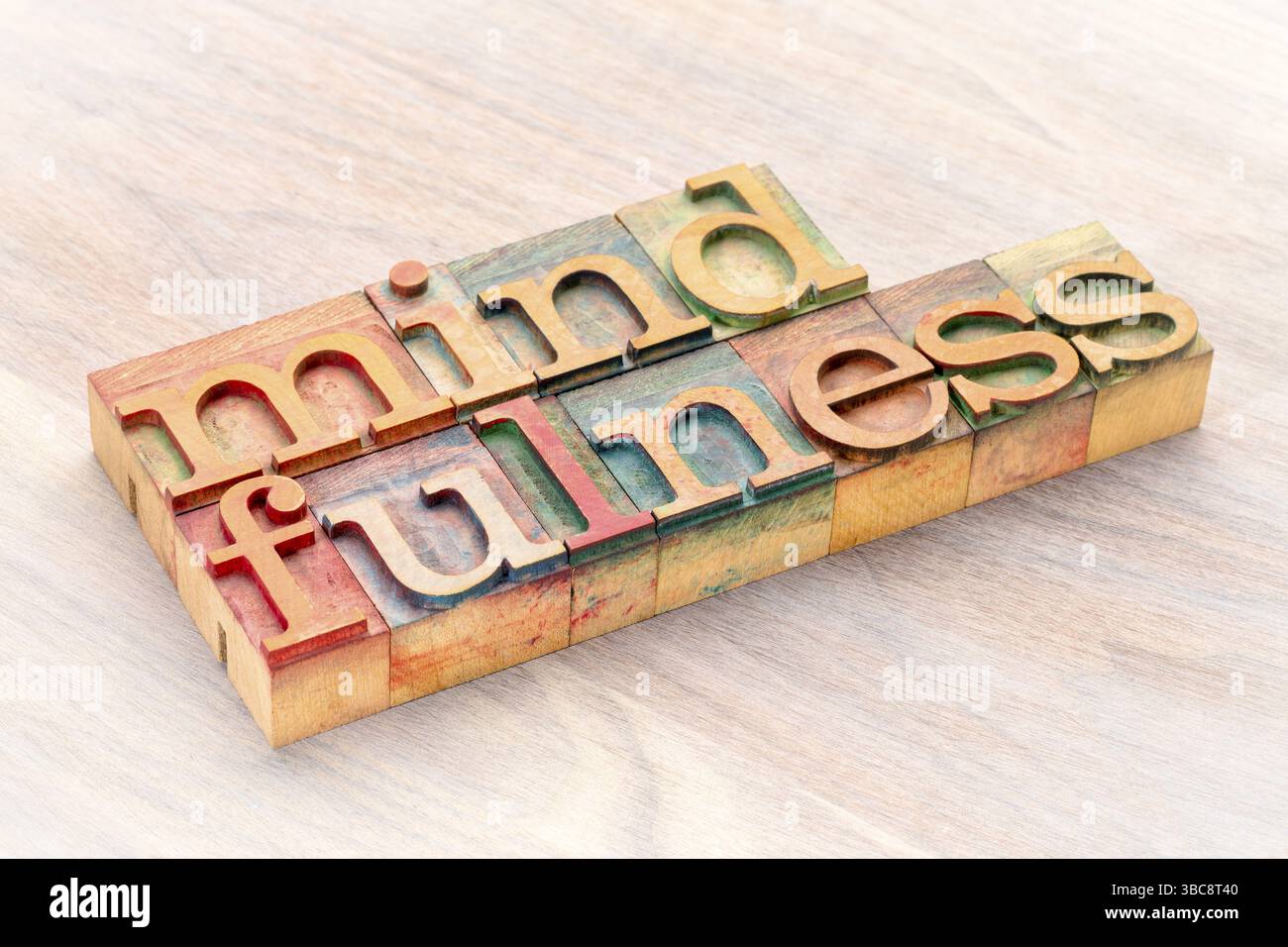 Mindfulness parola astratta o striscione - concetto di consapevolezza - testo in legno tipografia vintage blocchi di stampa su legno granuloso Foto Stock