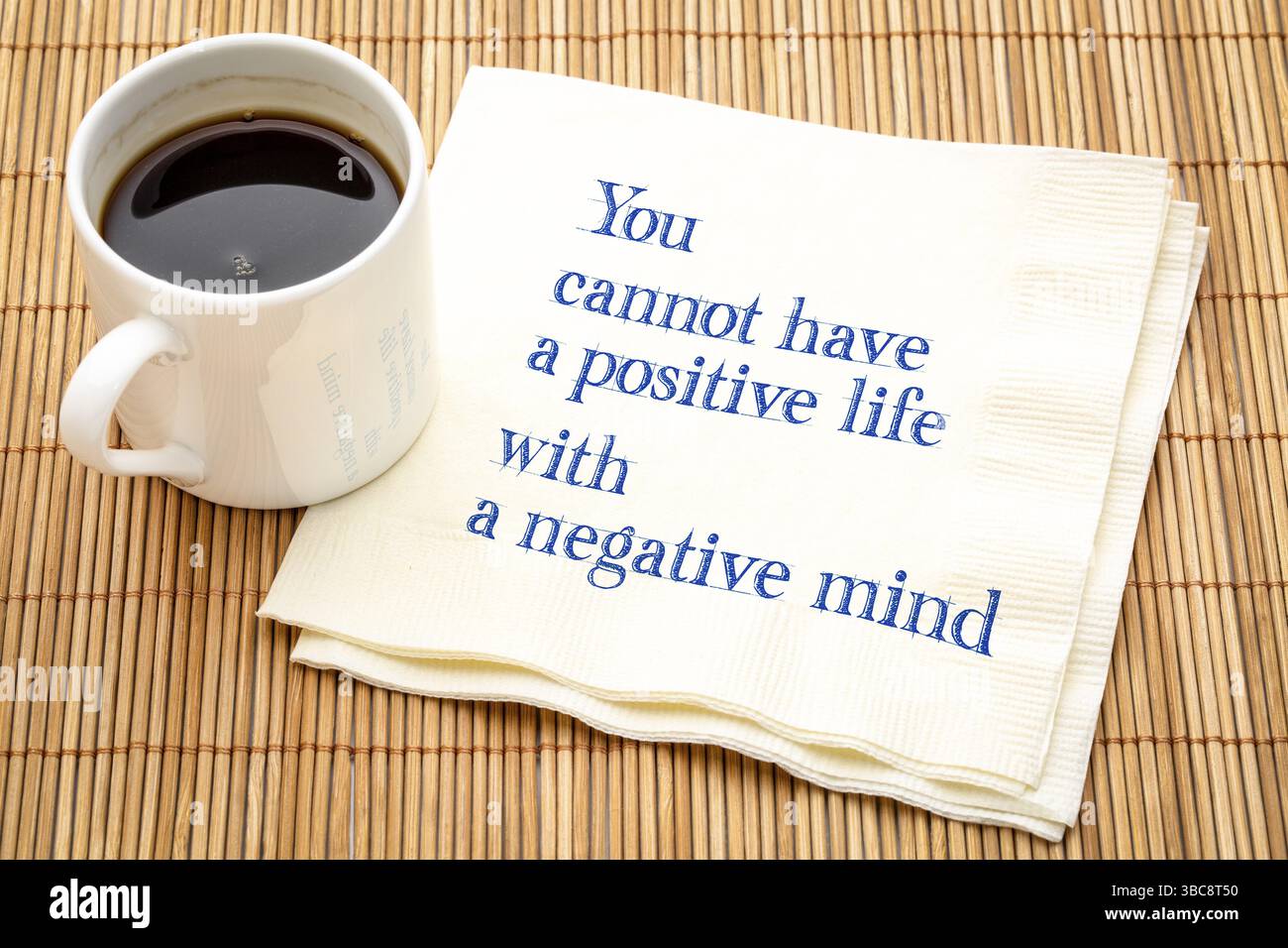 Non è possibile avere una vita positiva con una negativa mente - inspiraitonal testo su un tovagliolo con una tazza di caffè Foto Stock