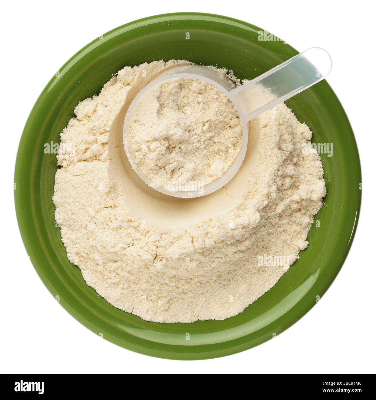 Polvere di proteine del siero di latte in un piccolo recipiente in ceramica con sessola in plastica Foto Stock