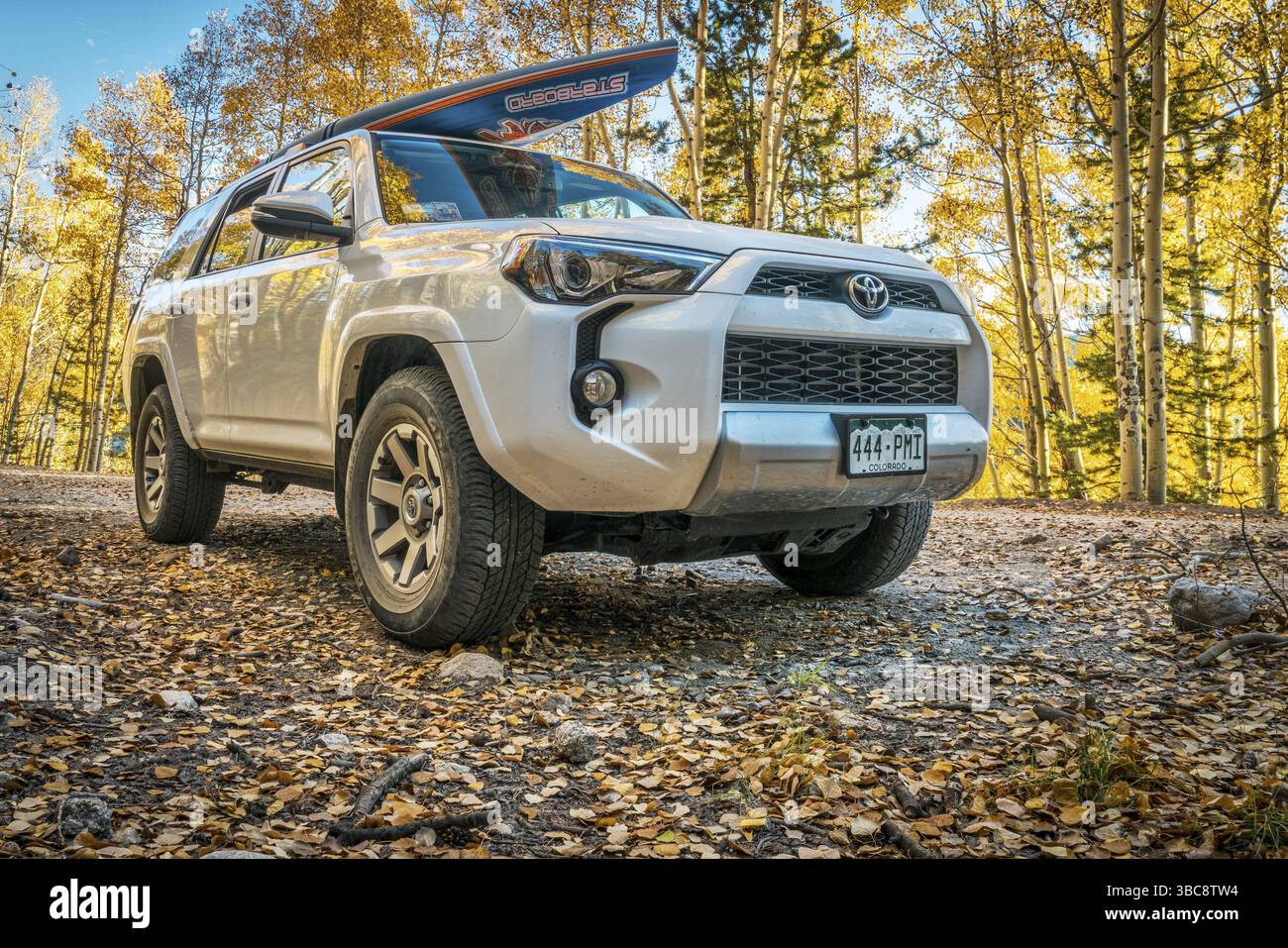 BASALT, CO, Stati Uniti d'America - 27 SETTEMBRE 2016: Toyota 4Runner SUV (edizione Trail 2016) con un paddleboard su Frying Pan Road con colori autunnali in Colorado Foto Stock