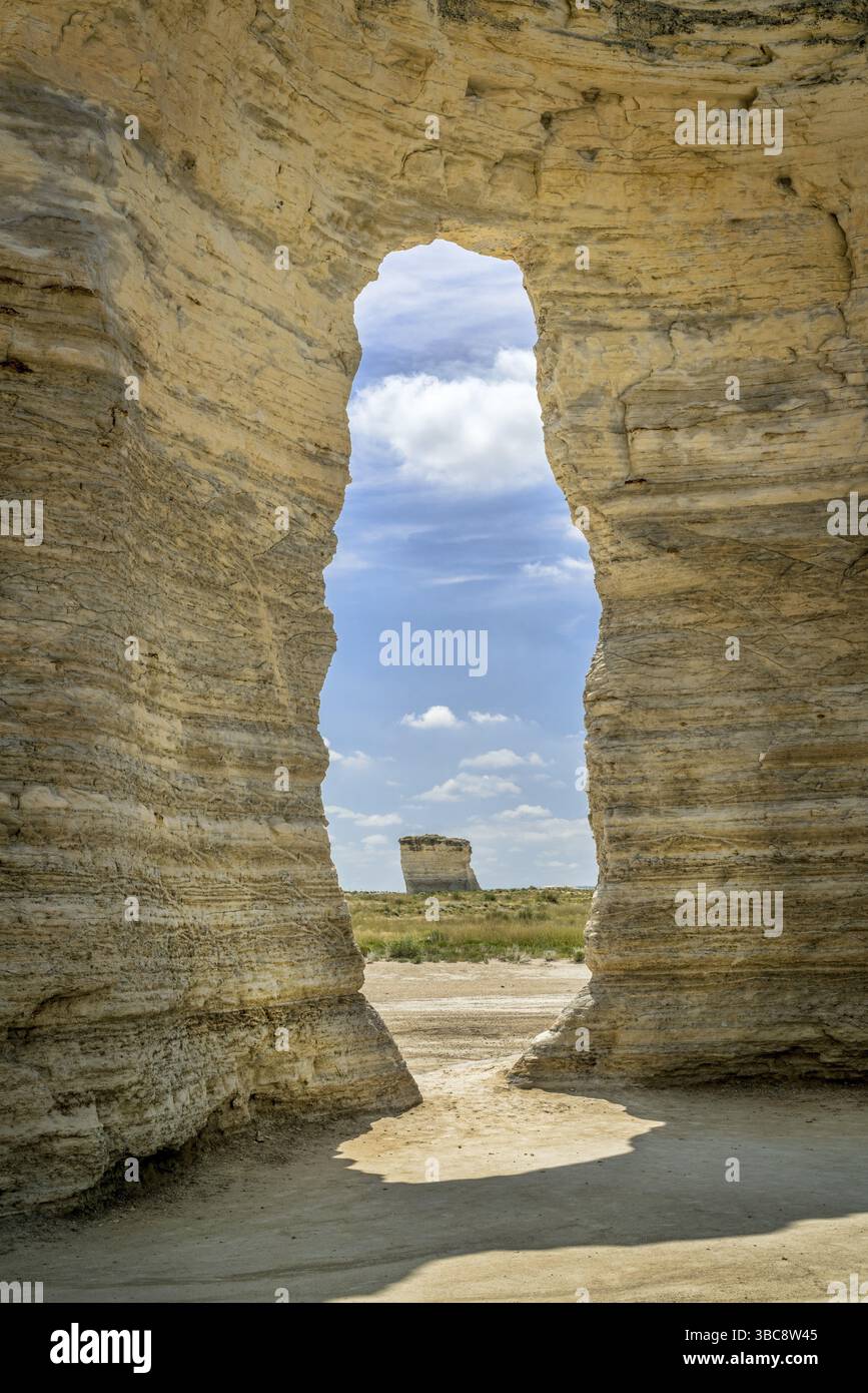 Un buco nelle formazioni di gesso presso il monumento nazionale Monument Rocks National Natural Landmark nella contea di Gove, Kansas occidentale Foto Stock