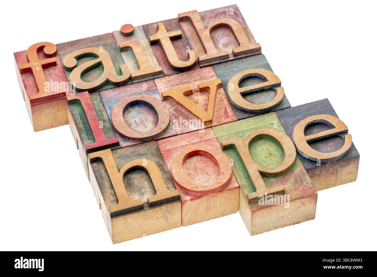 Promemoria biblico, spirituale o metafisico - fede, speranza e amore - parola astratta in blocchi di legno tipografico, macchiata da inchiostri colorati, isolata Foto Stock