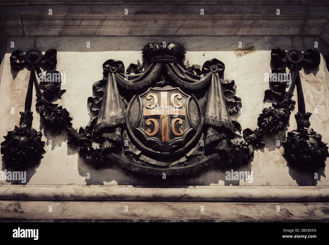 Belgrado, Serbia - 14 maggio 2025: Lo stemma della Serbia sul monumento al principe Mihail Obrenovic su Trg Republike. Foto Stock