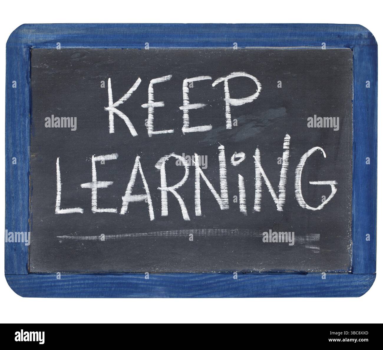 Mantenere il livello di apprendimento bianco gesso su una piccola lavagna di ardesia isolato su bianco Foto Stock