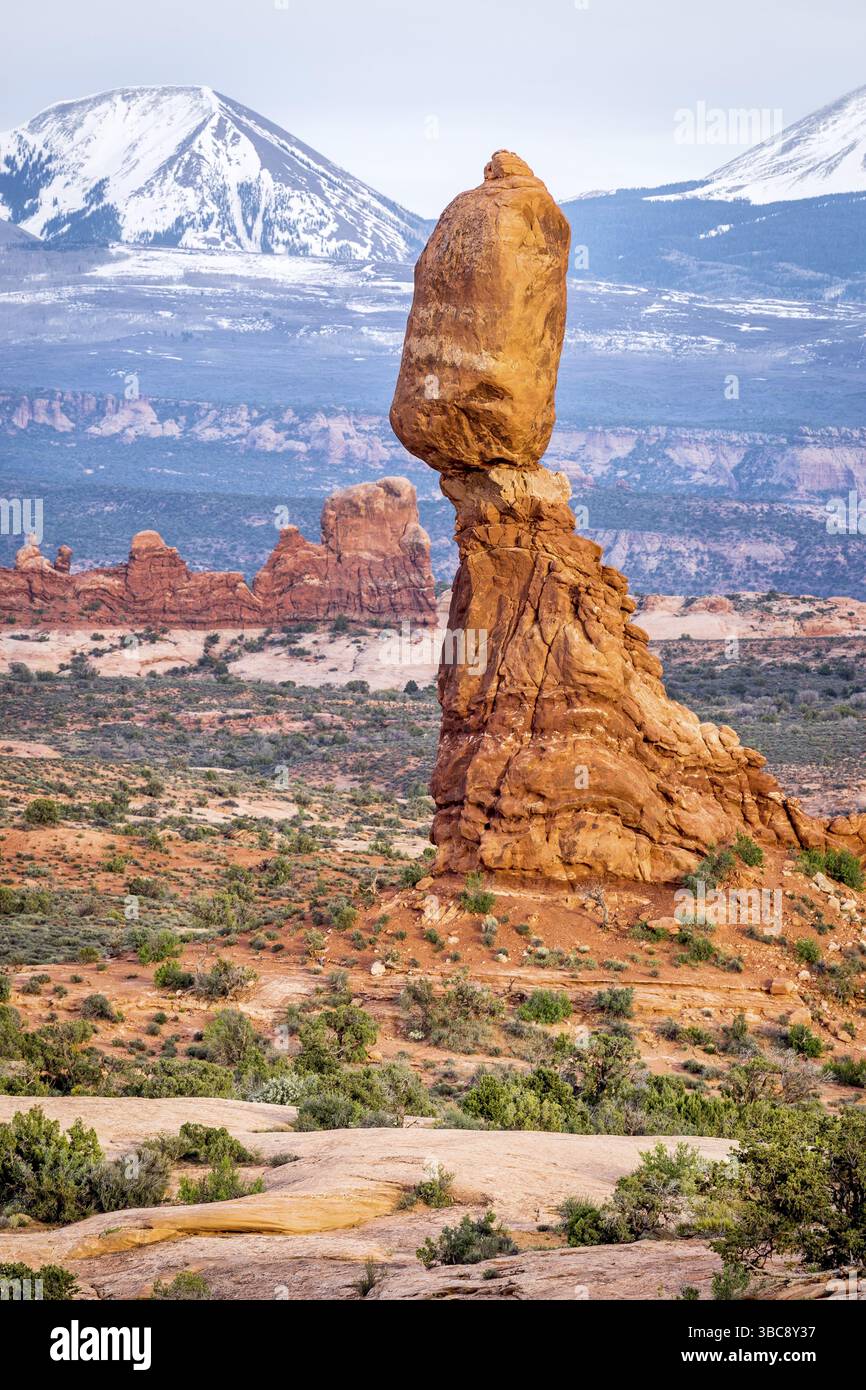 Balanced Rock e la Sal Mountains al tramonto, Arches National Park, Moab, Utah, Stati Uniti, nord America Foto Stock