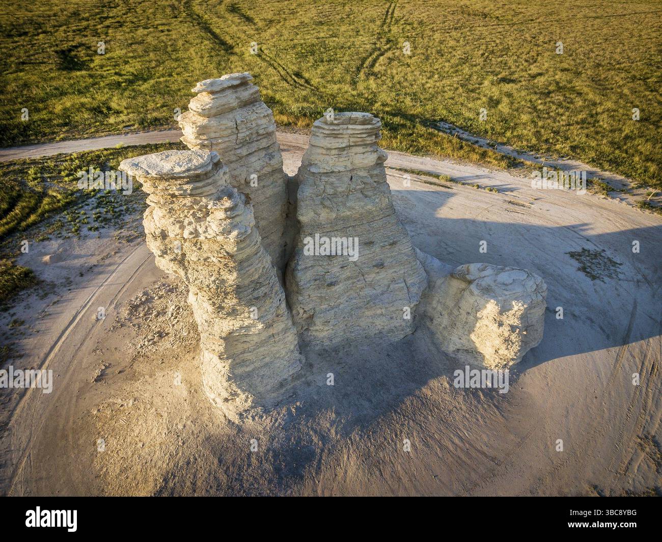 Castle Rock - pilastro di pietra calcarea pietra miliare nella prateria del Kansas occidentale vicino Quinter (Gove County) - vista aerea Foto Stock