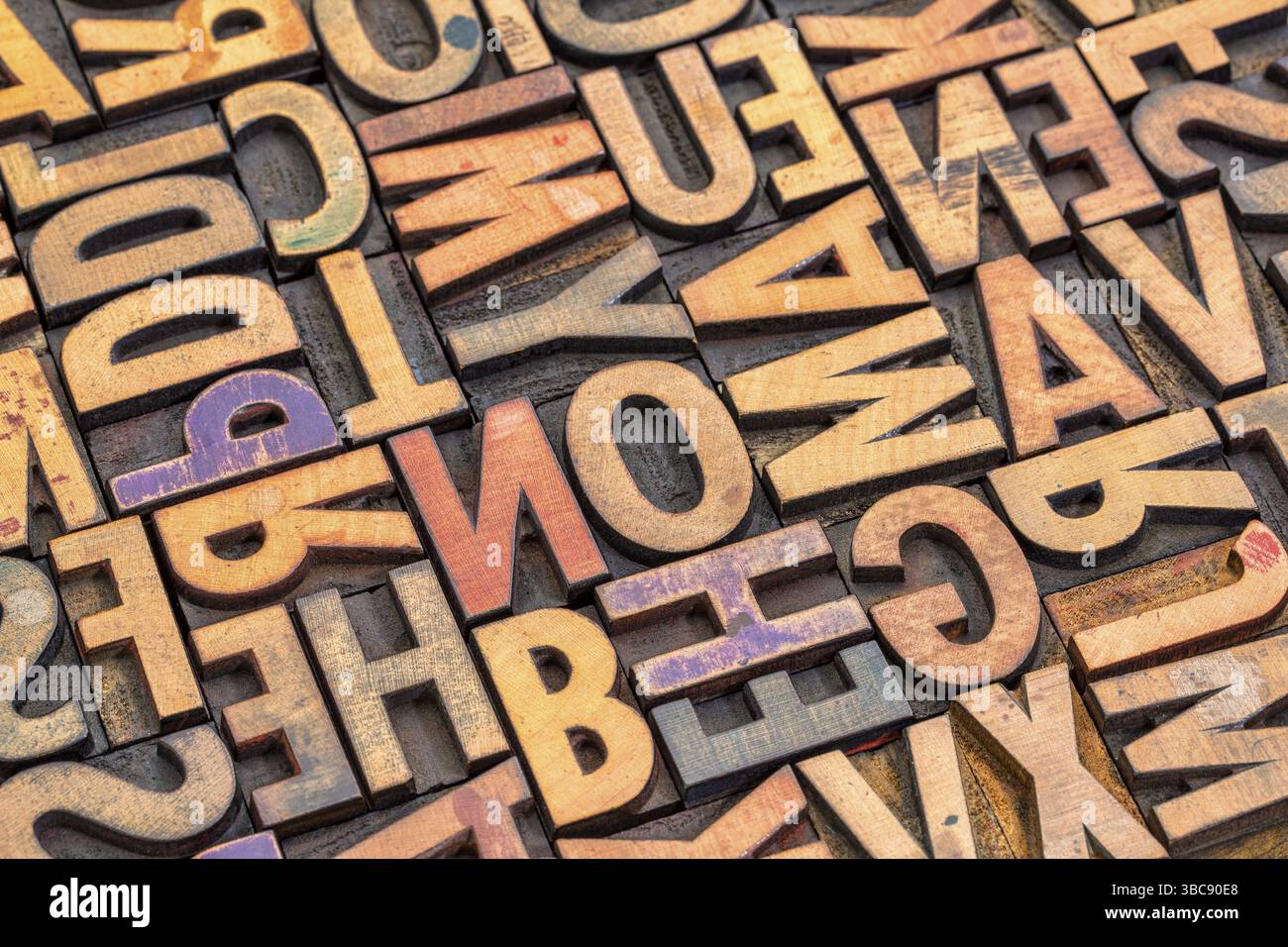 Sfondo di blocchi di stampa vintage casuali macchiati da inchiostri a colori Foto Stock