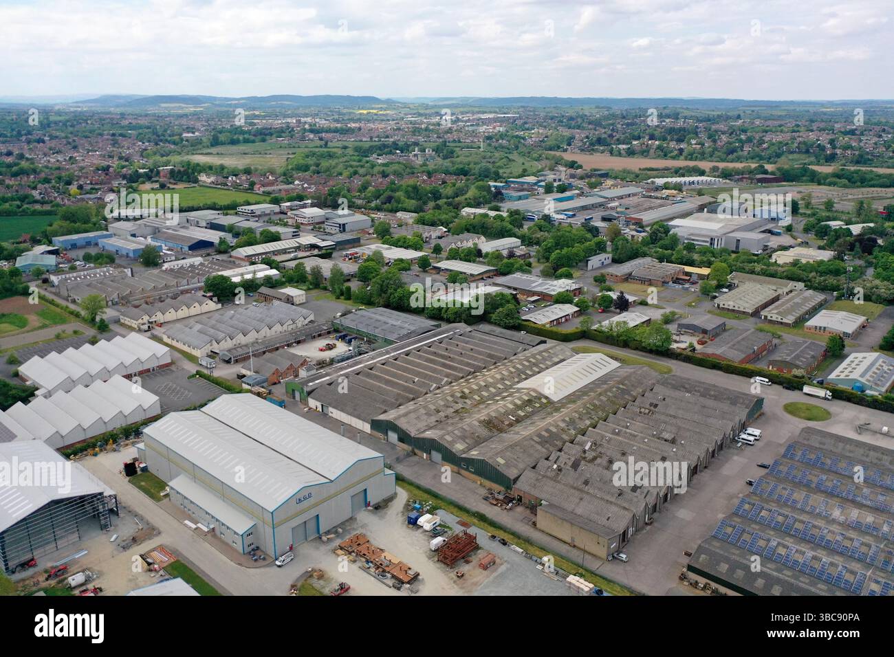 Vista aerea con droni della zona industriale di Rotherwas, precedentemente la fabbrica di Rotherwas Munitions, Hereford, maggio 2025 Foto Stock