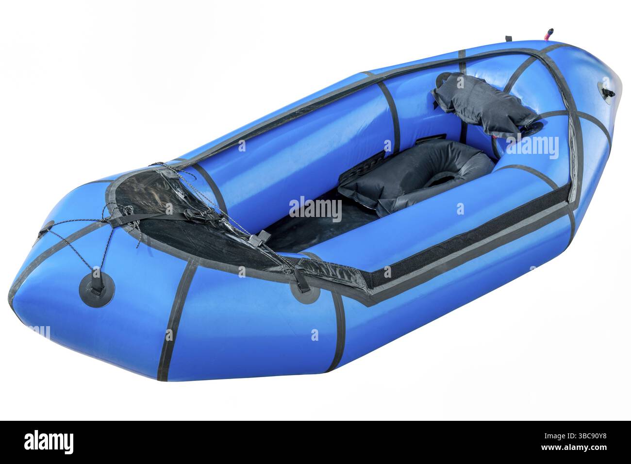 Una zattera blu (zattera leggera per una persona utilizzata per le spedizioni o le corse avventurose) isolata sul bianco con un percorso di ritaglio Foto Stock