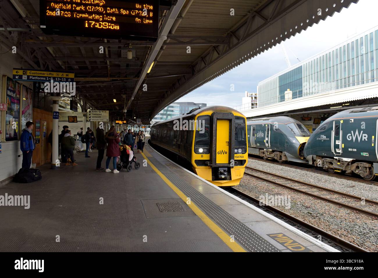 Passeggeri con il treno Cardiff-Portsmouth alla stazione di Bristol Temple Meads, aprile 2025 Foto Stock