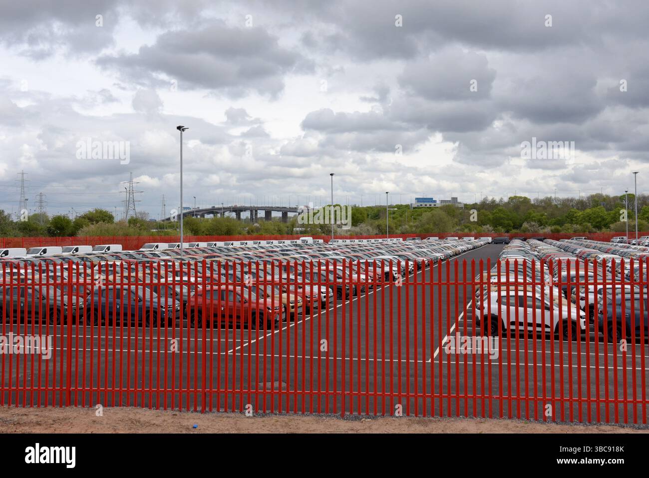 Nuove auto Dacia in un deposito sicuro presso il complesso Royal Portbury Docks, Bristol, Regno Unito, aprile 2025 Foto Stock
