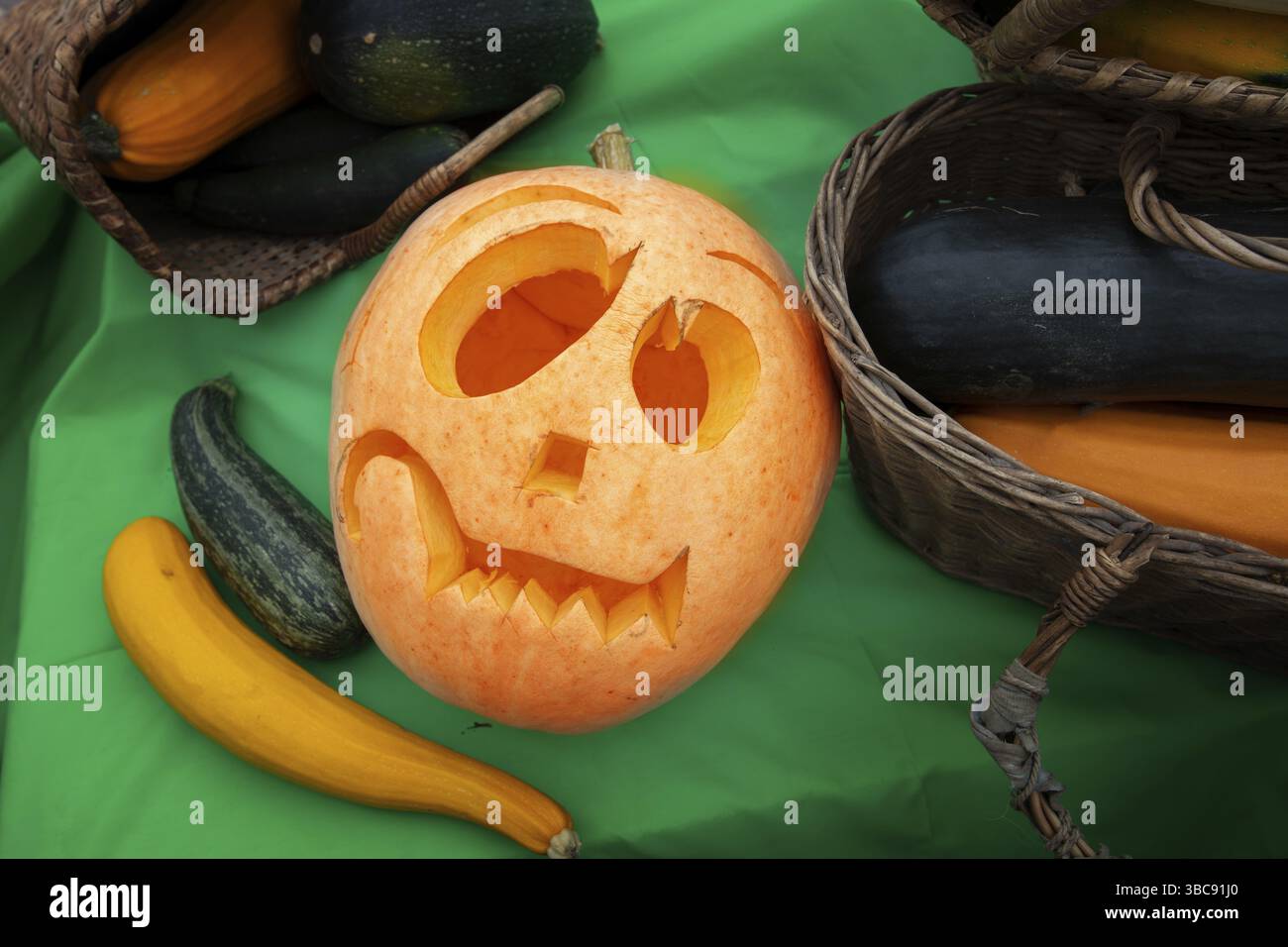 Zucca per Halloween su uno sfondo di verdure e frutta autunnali Foto Stock