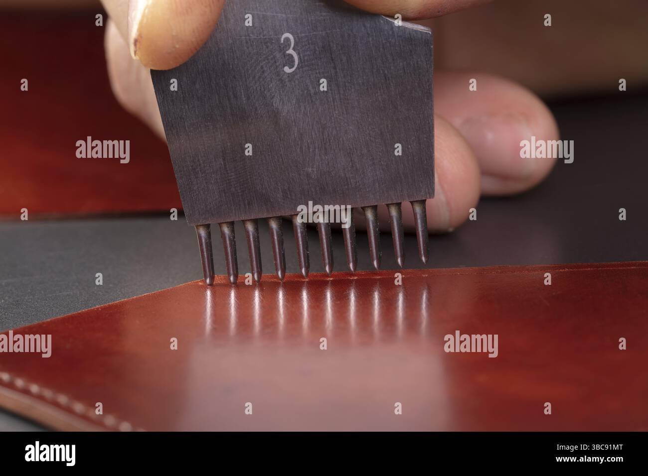 Contrassegni di cucitura sulla pelle del prodotto Foto Stock